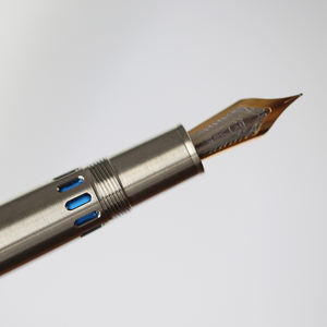 MAJOHN P136 penna stilografica, realizzata in lega di titanio materiale metallico leggero, pistone in ottone, opzionale con pennino in oro 18K tedesco - Product Image 6