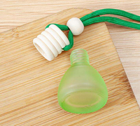 Bouteille de parfum pour voiture OEM ODM ronde givrée de 8 ml, diffuseur de parfum en verre rechargeable à suspendre pour voitures