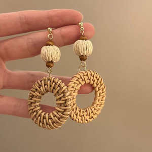 Venta al por mayor <span class=keywords><strong>Bohomia</strong></span> señoras hechas a mano ratán hierba tejido pendientes ganchillo natural ratán tejido paja geometría ovalada aro pendientes - Product Image 6