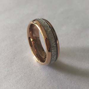 Anillo de bodas de carburo de tungsteno de oro rosa con incrustaciones de meteorito imitado para hombres y mujeres de 6mm y 8mm - Product Image 3
