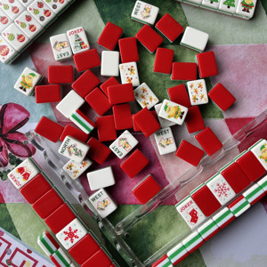Jeu de Mahjong américain personnalisé en acrylique gravé, tuiles de Mahjong américaines, design rouge de Noël, idée cadeau pour une soirée de jeu familiale festive - Product Image 4