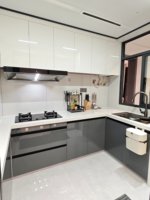 Buffet blanc moderne avec étagères ouvertes, tiroirs et armoire sans poignées, meubles de cuisine, meubles de salle à manger, sur mesure
