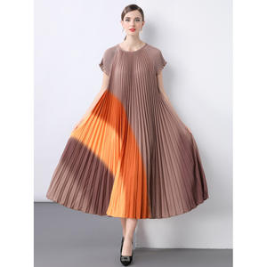 Une robe dégradée <span class=keywords><strong>à</strong></span> la mode pour les femmes en été, avec une taille cintrée et un grand ourlet plissé - Product Image 4