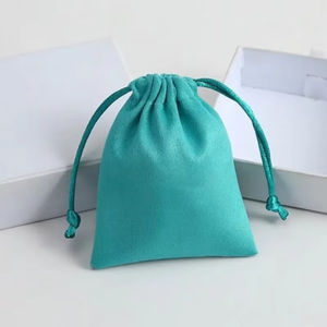 Pochette en velours de sécurité écologique de haute qualité avec cordon de serrage - Fond rond, logo personnalisé imprimé pour l'emballage de bougies et de cosmétiques - Product Image 4