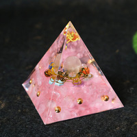 Pyramide populaire en époxy cristallin avec gravier, ornement énergétique de bureau, décoration artisanale pour table de maison