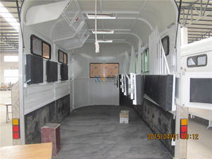 รถพ่วงเหล็กบรรทุกม้าแบบปรับแต่งได้ 3 ตัว พร้อมตู้เก็บของแบบ Deluxe ได้รับการรับรองมาตรฐาน CE ของออสเตรเลีย รองรับน้ำหนักสูงสุด 1700 กก. สำหรับรถบรรทุก - Product Image 4