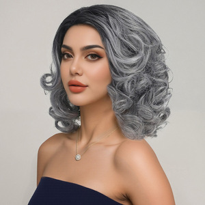 Peluca de cosplay corta rizada negra y gris teñida, estilo abuela, <span class=keywords><strong>para</strong></span> juegos de rol, a la moda, europea, americana, de comercio exterior, con <span class=keywords><strong>redecilla</strong></span>. - Product Image 3