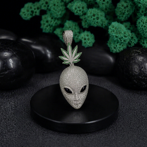 Colgante de Lujo para Hombre con Cabeza de Alien Iced Out Estilo Hip Hop, Diamantes Moissanita VVS y Micro Pavé de Diamantes Verde Hoja - Product Image 1