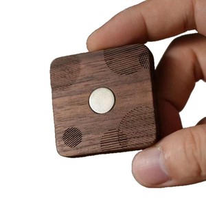 Gancho magnético de madera cuadrado para montaje en pared, soporte de almacenamiento sin perforaciones para control remoto, acabado lacado - Product Image 1