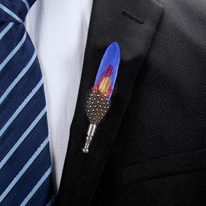 Fabricant d'épinglettes en plumes de paon colorées pour costume hommes broches avec fermoir papillon - Product Image 3