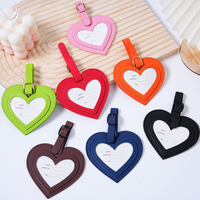 Étiquette de bagage créative et colorée en cuir PU en forme de cœur, multifonctionnelle, avec impression de logo personnalisé, pour l'embarquement