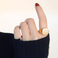 Bague Sceau Minimaliste en Acier Inoxydable Plaquée Or, Design Épuré, Massif, Personnalisable avec Nom ou Logo Gravé