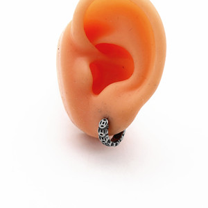 Yunnique – boucles d'oreilles Huggie en acier titane, design géométrique, bijoux unisexes à la mode, clous d'oreilles en acier inoxydable 316 pour hommes et femmes - Product Image 4
