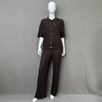 Ensemble deux pièces décontracté personnalisable pour femme, en maille côtelée marron délavée, avec haut à col polo à manches courtes et pantalon large, idéal pour l'automne