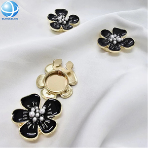 Copribottoni Decorativi a Fiore in Smalto Nero con Chiusura a Clip Dorata da 17 mm <span class=keywords><strong>per</strong></span> <span class=keywords><strong>Camicie</strong></span> da Donna, <span class=keywords><strong>Gemelli</strong></span> e Gioielli Decorativi - Product Image 1