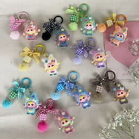 Porte-clés créatif 3D en forme de poupée floquée avec chapeau et nœud papillon, breloque de sac, accessoire de suspension pour clés de voiture et téléphone, vente en gros