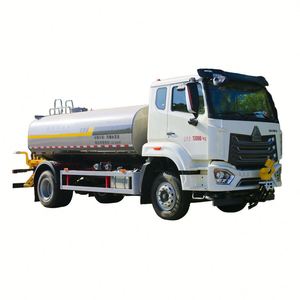 Camión Cisterna de Agua HOWO 4X2 Nuevo, Camión de Riego Verde con Capacidad de 14000L, Rango de Pulverización Ajustable de 360°, Motor con Bomba, Emisión Euro 6 - Product Image 1