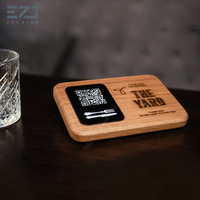 Panneau en bois de noyer personnalisé EZD Plaque en bois plaque Business Table Top Display Wooden QR Code Sign