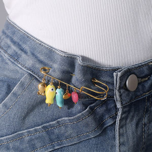 2025 Novos Desenhos Animados de Aço Inoxidável 18K PVD Banhado A Ouro Pinos Forma Coração Cherry <span class=keywords><strong>Ceramic</strong></span> Fish Pendant Broche para Jóias das Mulheres - Product Image 3