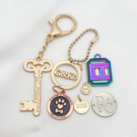 Fabrication de patchs métalliques personnalisés avec logo, étiquettes en métal doré 3D en relief avec chaînes pour vêtements