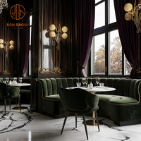 Ensemble de mobilier de luxe pour hôtel et restaurant : table et chaises, banquette incurvée en pierre frittée et velours, canapé pour café