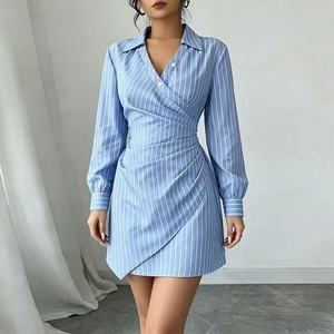 Robe chemise rayée bleue à manches longues avec col rabattu, style portefeuille et lien, mini-robe ajustée décontractée pour le printemps - Product Image 1