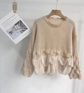 เสื้อสเวตเตอร์ถักสำหรับผู้หญิง ตกแต่งผ้าตาข่าย คอทรงกลม แต่งระบายชายเสื้อ ลายดอกไม้ 3 มิติ สไตล์ลำลอง ทรงหลวม แฟชั่น - Product Image 6