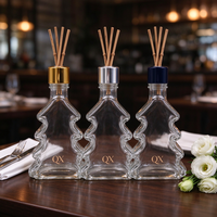 Diffuseur de parfum en verre transparent personnalisé de 200 ml, bouteille en verre d'aromathérapie en forme de sapin de Noël avec des couvercles dorés, argentés et noirs