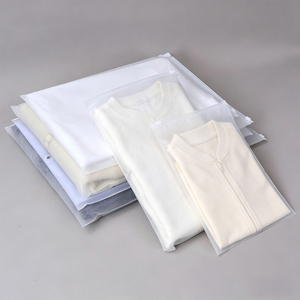 Sac à <span class=keywords><strong>fermeture</strong></span> <span class=keywords><strong>éclair</strong></span> givré réutilisable et écologique avec logo personnalisé, vente en gros pour l'emballage <span class=keywords><strong>de</strong></span> vêtements, glissière mate recyclable - Product Image 1