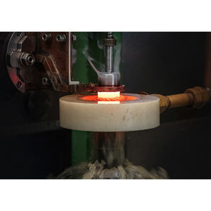 Équipement de chauffage par induction à commande électronique pour usage industriel avec rendement précis et prise en charge de fonctionnement continu - Product Image 1