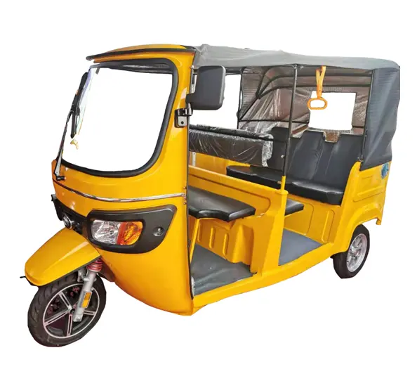 В нигерийском стиле пассажира Bajaj, трехколесных бензиновый трехколесный велосипед имеет крыши над топливным трицикл для перевозки пассажиров