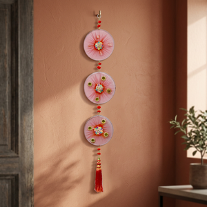 Tapiz Redondo de Tela con Diseño Floral Tradicional de Gujarat, Hecho a Mano, con Borlas, Decoración para el Hogar, para Sala de Estar - Product Image 2