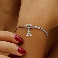 Bracelet unisexe à nœuds concentriques en acier inoxydable plaqué or, avec 26 lettres anglaises, idéal pour le bureau ou la carrière, modèle transfrontalier.