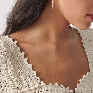 Logotipo personalizado OEM y ODM verano Casual Mujer Flor hueco punto pequeño nicho gancho con patrón sólido cuello redondo Ordenador de punto - Product Image 2