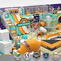 Équipement de jeu intérieur à prix d'usine, thème Aventure spatiale, quatre toboggans larges, cabines spatiales, cylindre en mousse, bac à sable