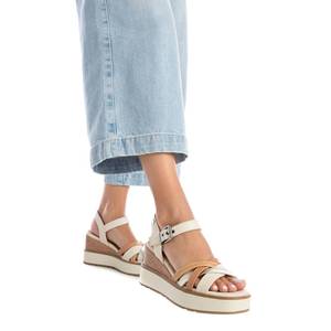 Sandales compensées femme Carmela beige à plateforme et lanières avec boucle à la cheville - Product Image 5