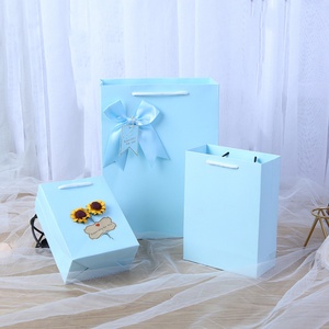 ถุงกระดาษคราฟท์หูหิ้วผ้าซาตินพร้อมโลโก้แบบกำหนดเอง ดีไซน์หรูหรา สำหรับใส่หมอน ร่ม และสินค้าในครัวเรือน - Product Image 6