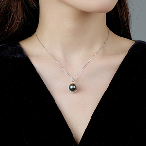 สร้อยคอไข่มุกแท้ทรงเรโทร ขนาด 12-13 มม. คุณภาพ 4AAAA สีดำ ไข่มุกตาฮิติ น้ำทะเล สำหรับผู้หญิง พร้อมจี้เงินแท้ 925 - Product Image 3