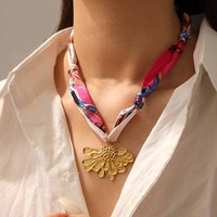Nouveau Foulard en Soie Imprimé Coloré avec Ruban Noué et Pendentif Cœur Multi-Éléments en Acier Inoxydable Plaqué Or
