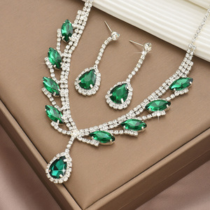 Elegante Conjunto de Joyería Nupcial de Circones: Collar Alado y Pendientes de Lágrima para Bodas y Eventos Nocturnos Glamurosos - Product Image 3