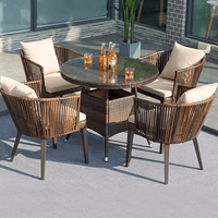 Ensemble de chaises d'extérieur en rotin moderne et durable en trois pièces avec coussin pour balcon intérieur et salon, tables basses pour café et thé