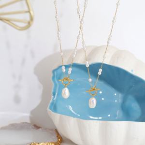 Collar de Perlas OT Chapado en Oro de 18k, de Acero Inoxidable, Resistente al Agua y al Deslustre, con Logotipo Personalizado para Mujer - Product Image 1