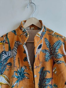 Veste en velours à imprimé jungle pour un usage quotidien ou des rassemblements sociaux et des espaces de travail créatifs disponibles à la vente. - Product Image 3