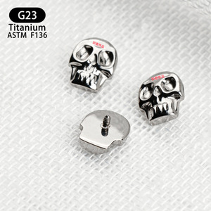 Clous d'oreilles en titane motif crâne 5,8 mm x 7 mm F136 de qualité implantable pour bijoux de piercing - Product Image 3