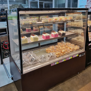 Réfrigérateur commercial d'affichage de gâteau à refroidissement par air à température unique avec éclairage LED et portes coulissantes en verre pour pâtisseries - Product Image 1