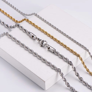 Collana in Acciaio Inossidabile Placcato Oro 18K con Forma Geometrica e Catena a Corda - Product Image 3