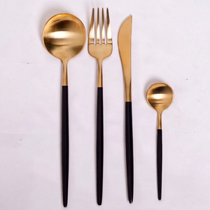 Ensemble de couverts finition or avec manches noires, couverts de luxe modernes, compatibles lave-vaisselle, pour les dîners et les mariages - Product Image 1