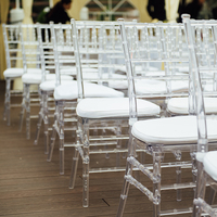 Fabrik-Großhandel Moderner Transparenter Chiavari-Stuhl aus Acryl, Langlebig und Stapelbar für Innen/Außen, Hotel, Bankette, Hochzeiten und Feiern