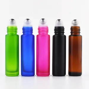 金属ローラーとプラスチックカバーのふたが付いているオイルボトル香水ボールボトルの5ml10mlの曇らされた透明な琥珀色のガラスロール