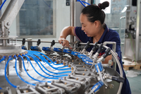 Ligne de production d'usine de boissons gazeuses, cola, soda, boisson énergisante, boisson gazeuse, eau pétillante au CO2, machine de remplissage entièrement automatique